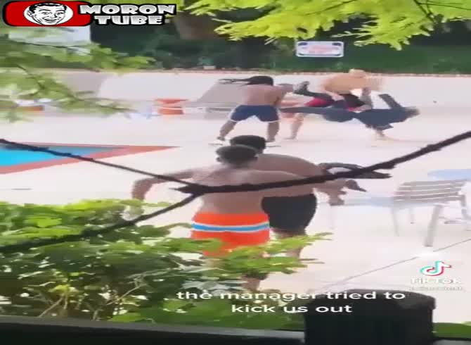 Video :They retaliate when the pool manager tries to expel them!